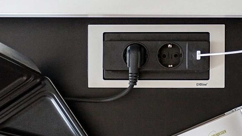 EMUCA Connecteur rond Plugy avec 2 ports USB pour encastrer au meub